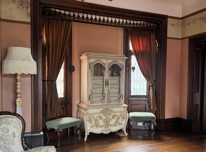 Ropa de cama de alta calidad y caja de seguridad en la habitación