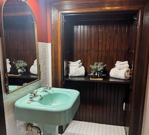 Deluxe-Doppelzimmer, 1 Queen-Bett | Badezimmer