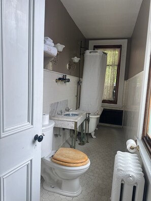 Deluxe Double Room, 1 King Bed, Courtyard View | Bathroom | Towels