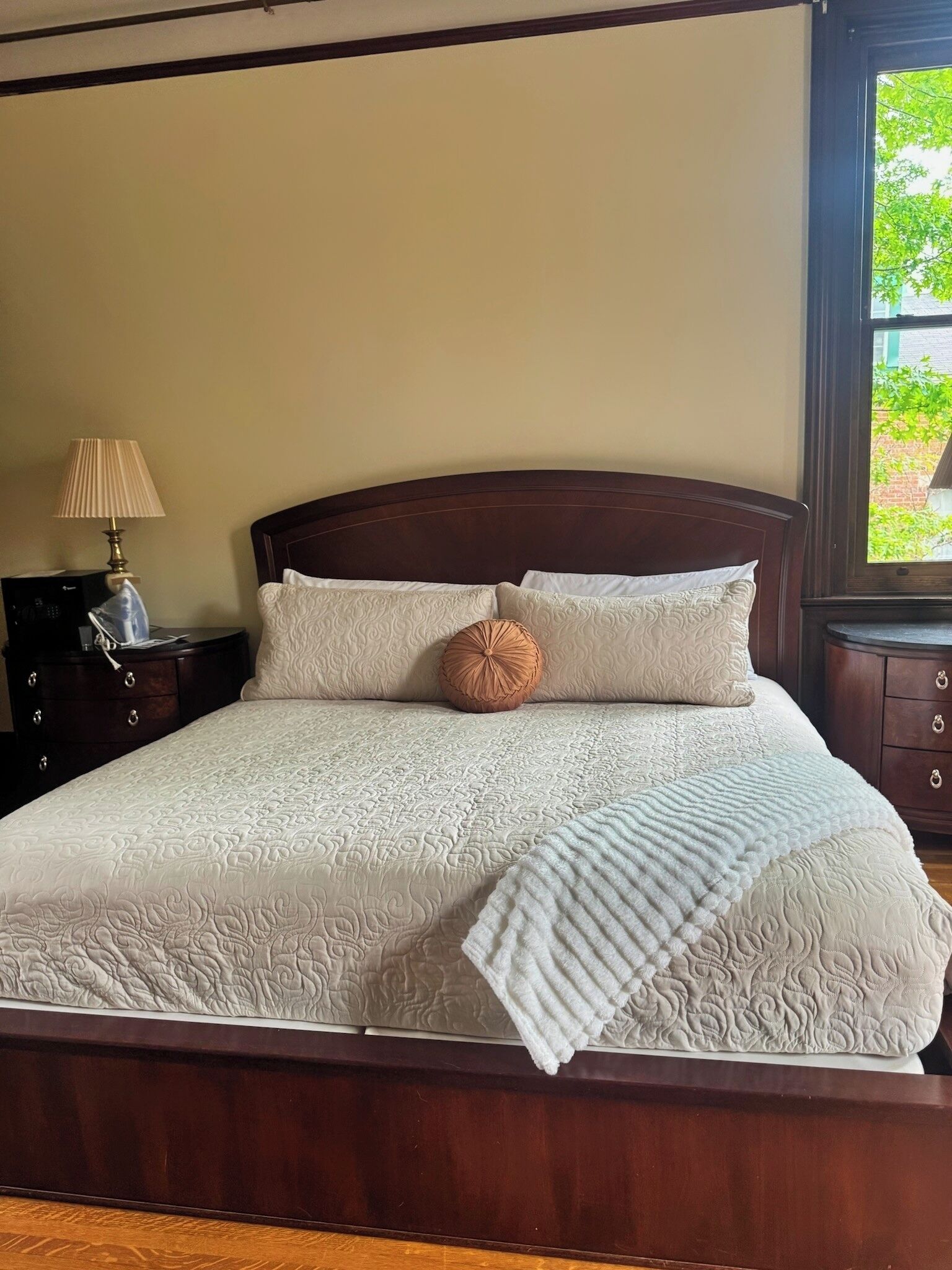 Dobbeltrom, 1 kingsize-seng, bakgårdsutsikt | Sengetøy av topp kvalitet, safe på rommet og individuelt dekorert