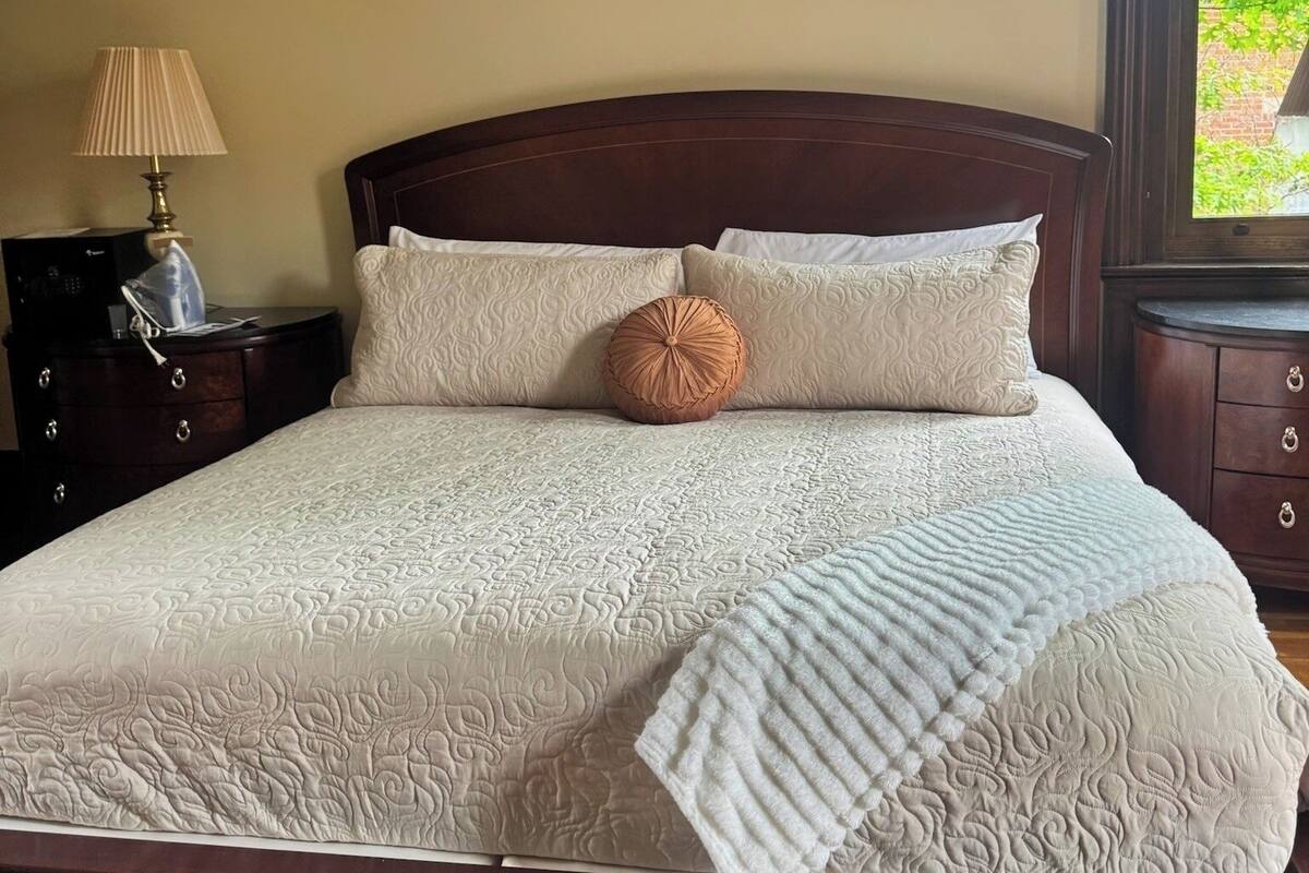Double Room, 1 King Bed, Courtyard View | Premium bedding, in-room safe, individually decorated