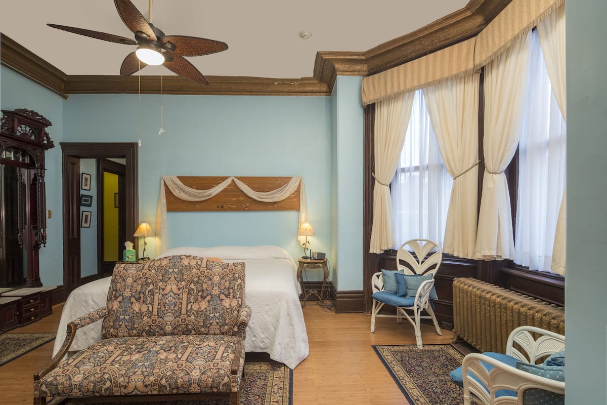 Habitación Deluxe, 1 cama King size, vista a la ciudad | Decoración personalizada y muebles diferentes