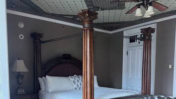 Habitación doble Deluxe, 1 cama King size, vista al patio | Ropa de cama de alta calidad y caja de seguridad en la habitación