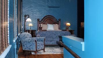 Habitación doble Deluxe, vista al patio | Ropa de cama de alta calidad y caja de seguridad en la habitación