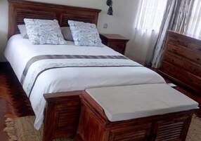 Ropa de cama de alta calidad, escritorio y cortinas blackout 