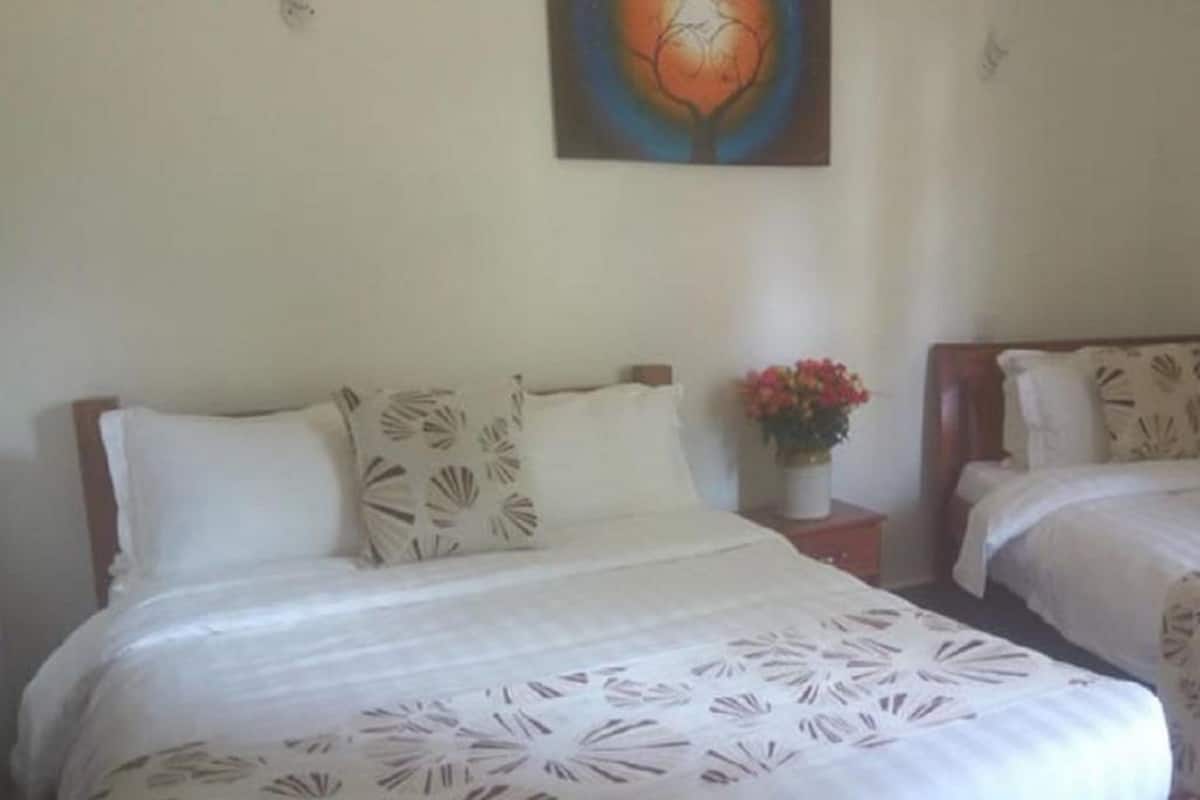 Ropa de cama de alta calidad, escritorio y cortinas blackout