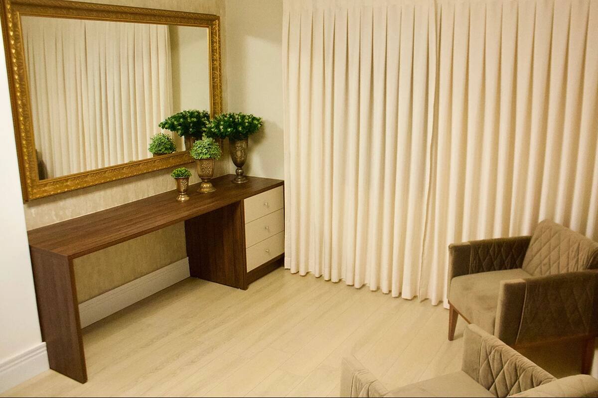 Frigobar, cofres nos quartos, Wi-Fi de cortesia, roupa de cama