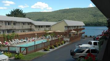 Outdoor pool, pool umbrellas, sun loungers