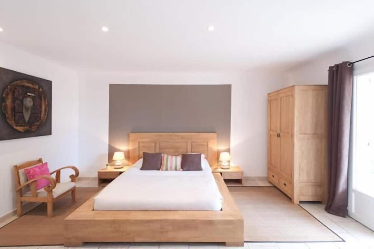 Standaard kamer, 1 twee- of 2 eenpersoonsbedden, uitzicht op zee | 1 slaapkamer, luxe beddengoed, een minibar, een kluis op de kamer