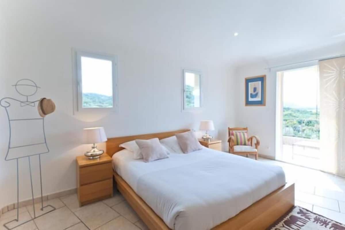 Deluxe kamer, 1 twee- of 2 eenpersoonsbedden, uitzicht op zee | 1 slaapkamer, luxe beddengoed, een minibar, een kluis op de kamer