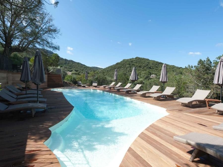 2 buitenzwembaden, parasols bij het zwembad en ligstoelen