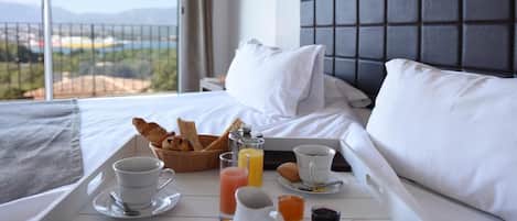 Petit déjeuner buffet (18 EUR par personne)
