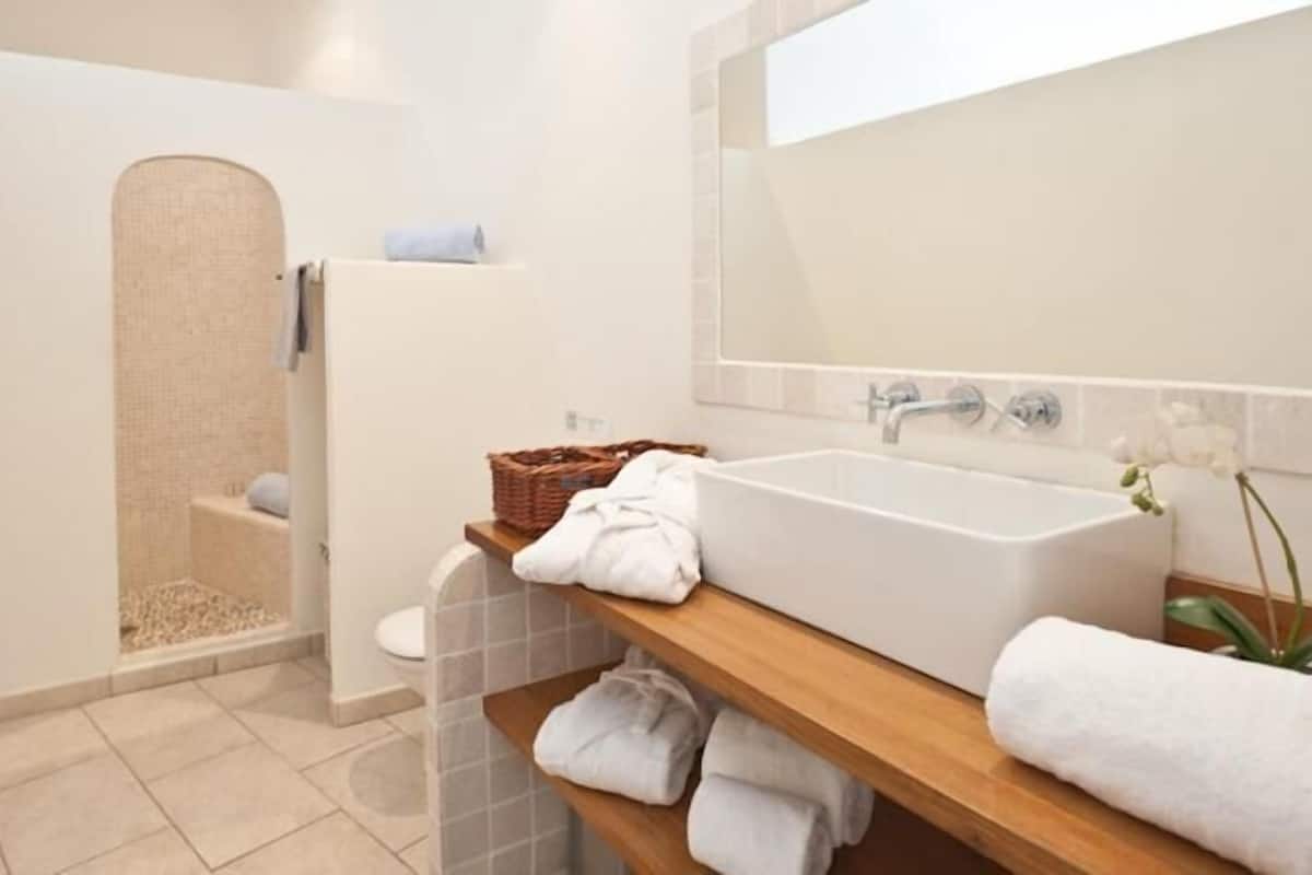 Kamer, 1 twee- of 2 eenpersoonsbedden, uitzicht op zee | 1 slaapkamer, luxe beddengoed, een minibar, een kluis op de kamer