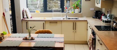 Microondas, lavavajillas, cafetera y tetera y utensilios de cocina