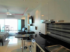 Studio | Eigene Küche | Kühlschrank, Mikrowelle, Herdplatte, Wasserkocher