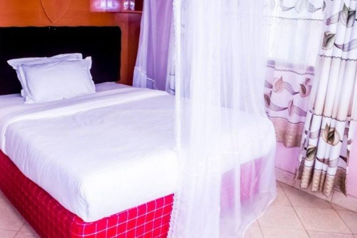 Double Room | Desk, WiFi (free), bed sheets