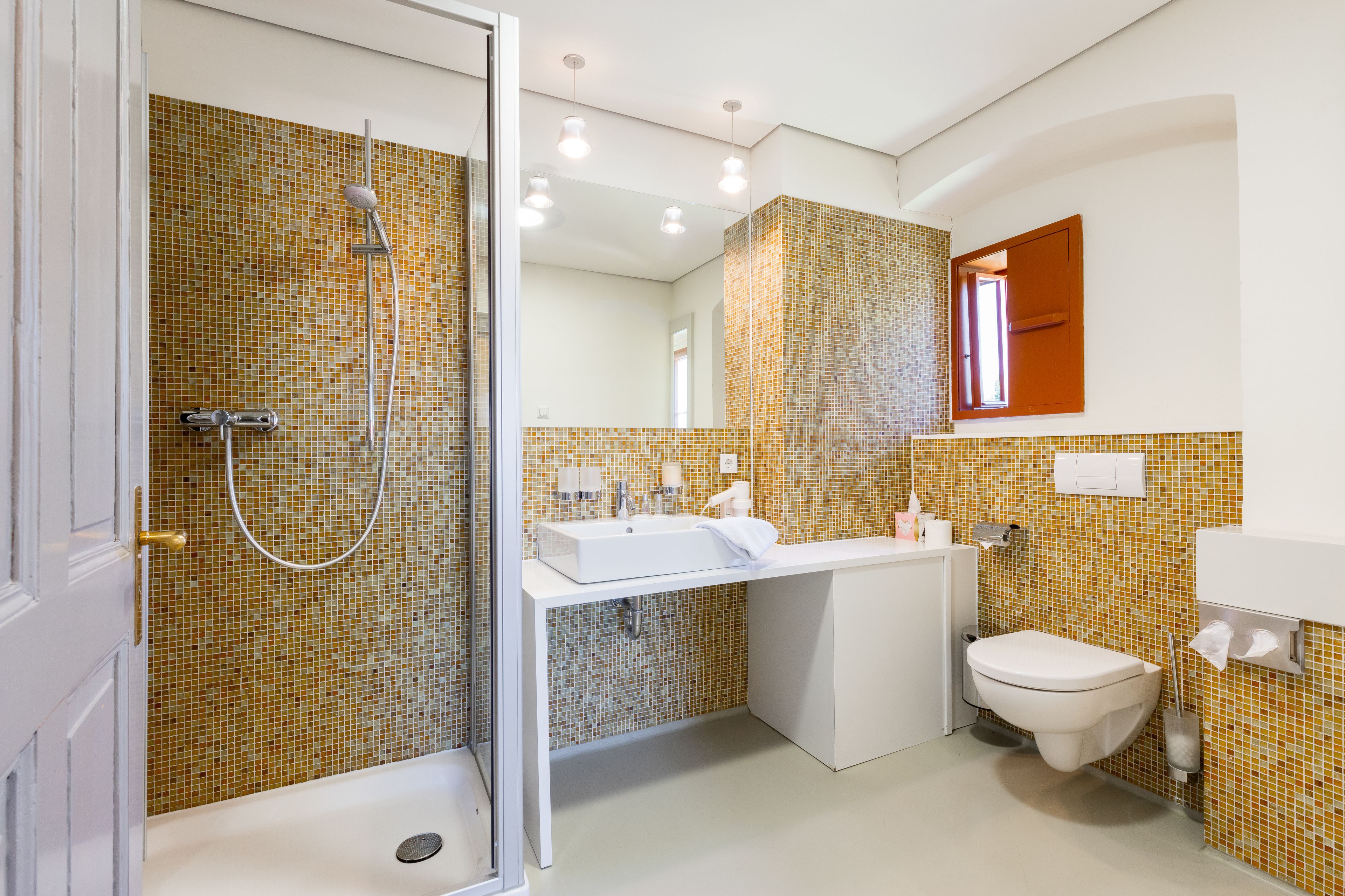 suite, garden view | bathroom shower