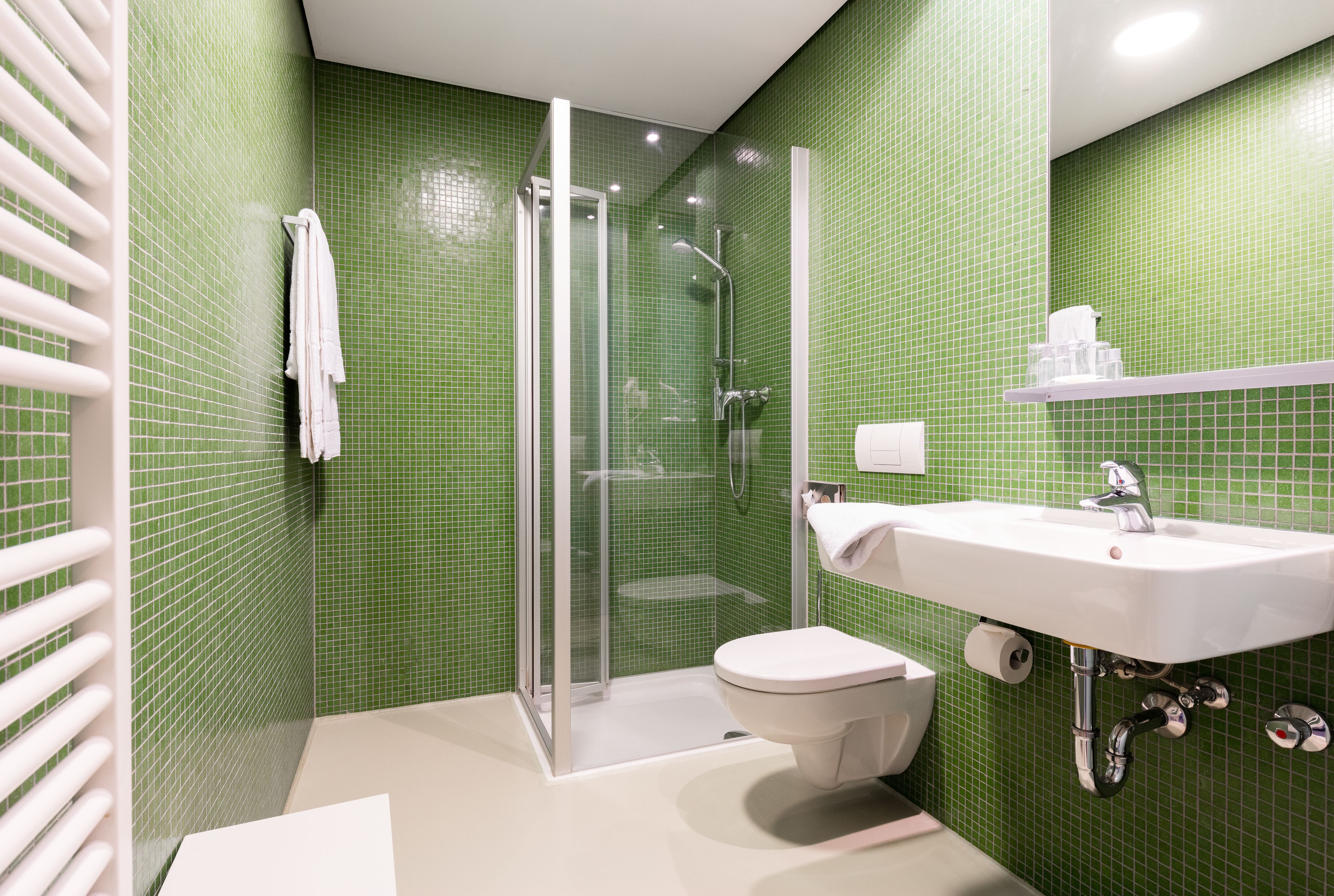 twin room | bathroom shower