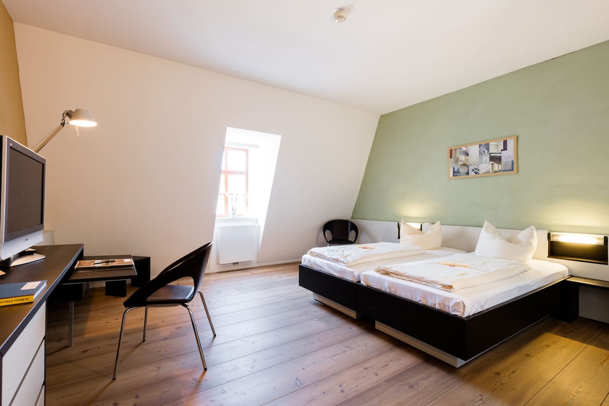 Hypo-allergenic bedding, desk, free WiFi, bed sheets