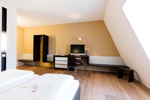 Hypo-allergenic bedding, desk, free WiFi, bed sheets - Schloss Ettersburg (Ettersburg)