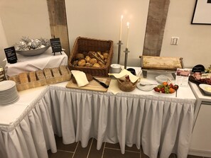 Daily buffet breakfast for a fee - Schloss Ettersburg (Ettersburg)