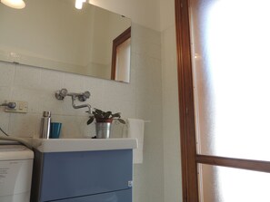 Kahden hengen huone | Kylpyhuone | Suihku, ilmaiset hygieniatuotteet, hiustenkuivaaja, bidee