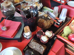 Free daily full breakfast - B&B il rosso e il nero (Zafferana Etnea)