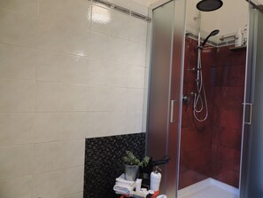 Standard Triple Room | Bathroom shower