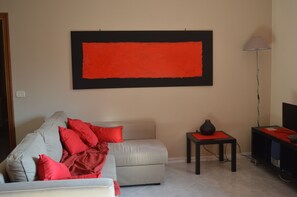 Kolmen hengen standard-huone | Oleskelualue | Taulutelevisio