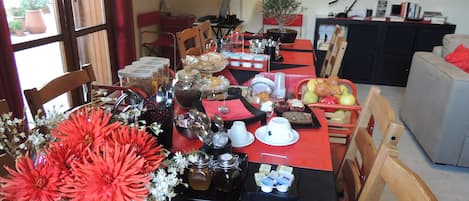 Petit déjeuner complet compris tous les jours