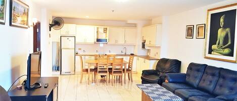 公寓 | 客厅 | 30-英寸电视(配备有线频道)