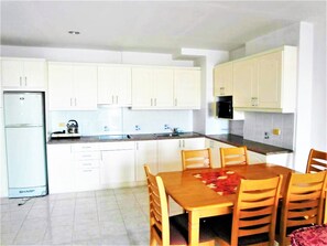 Apartamento | Cozinha privada | Geladeira, micro-ondas, cooktop, chaleira elétrica