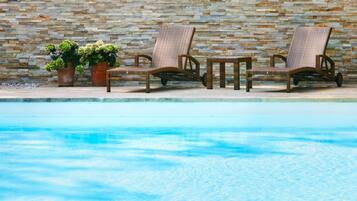 Piscina a l'aire lliure (horari: 18:00-23:00) i gandules