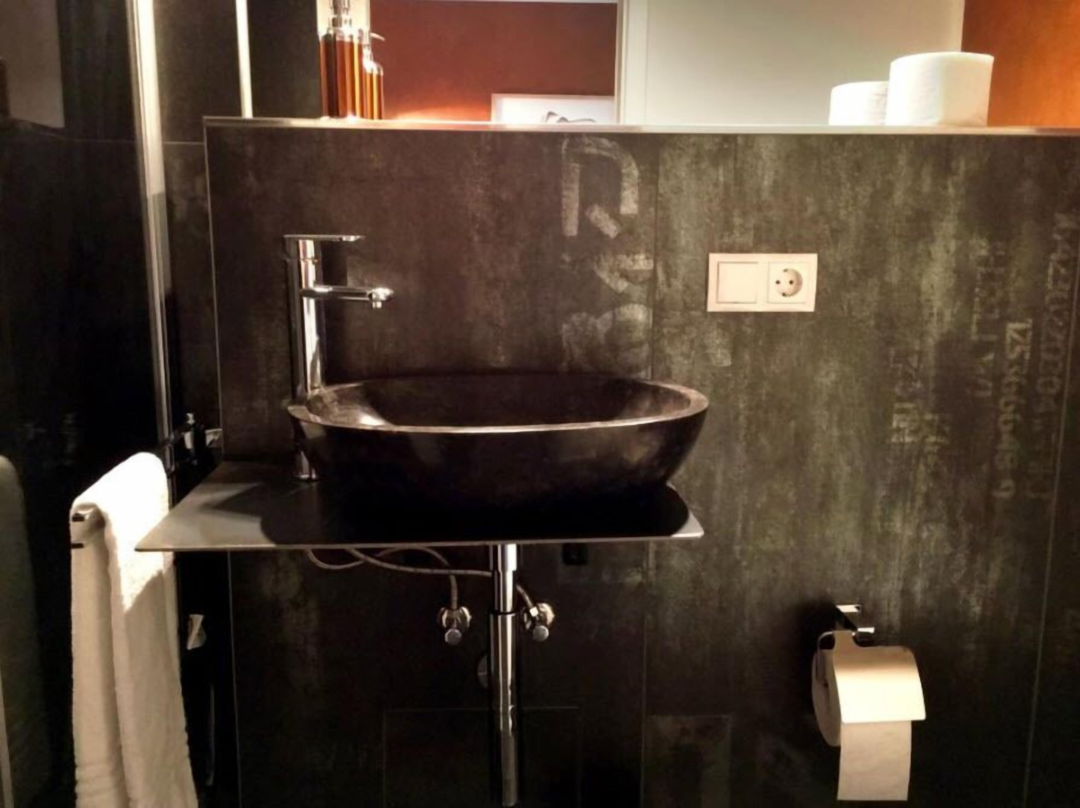 shower, rainfall showerhead, free toiletries, hair dryer