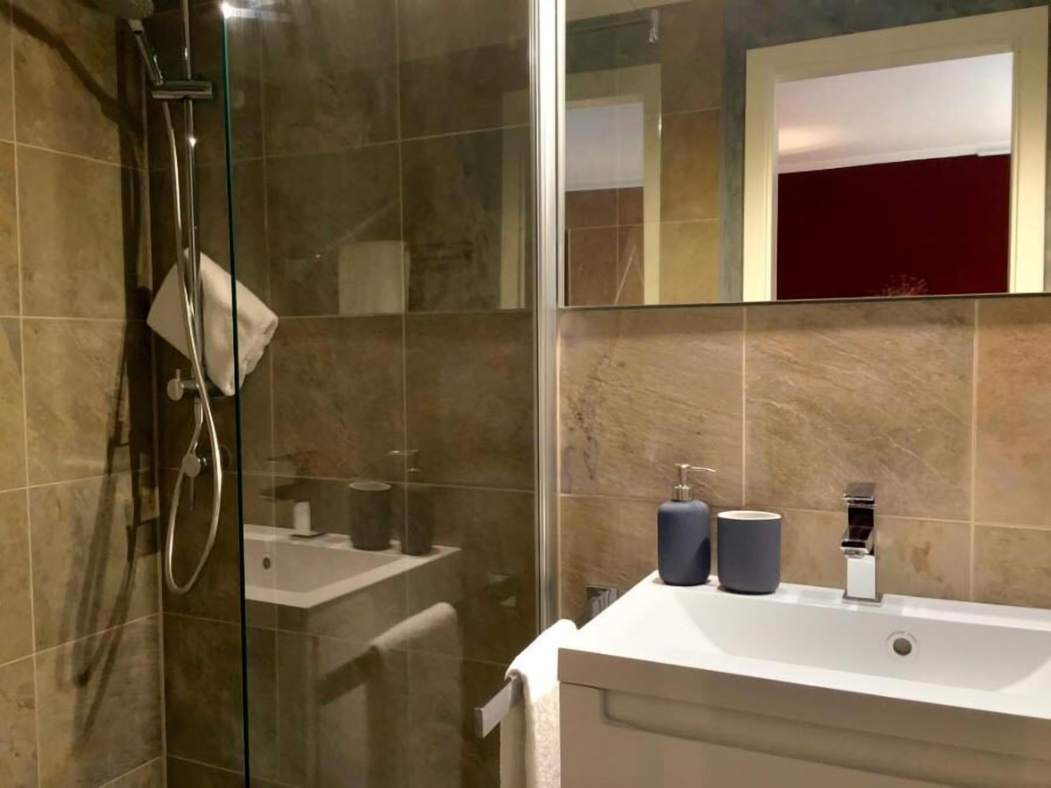 comfort single room | bathroom | shower, rainfall showerhead, free toiletries, hair dryer