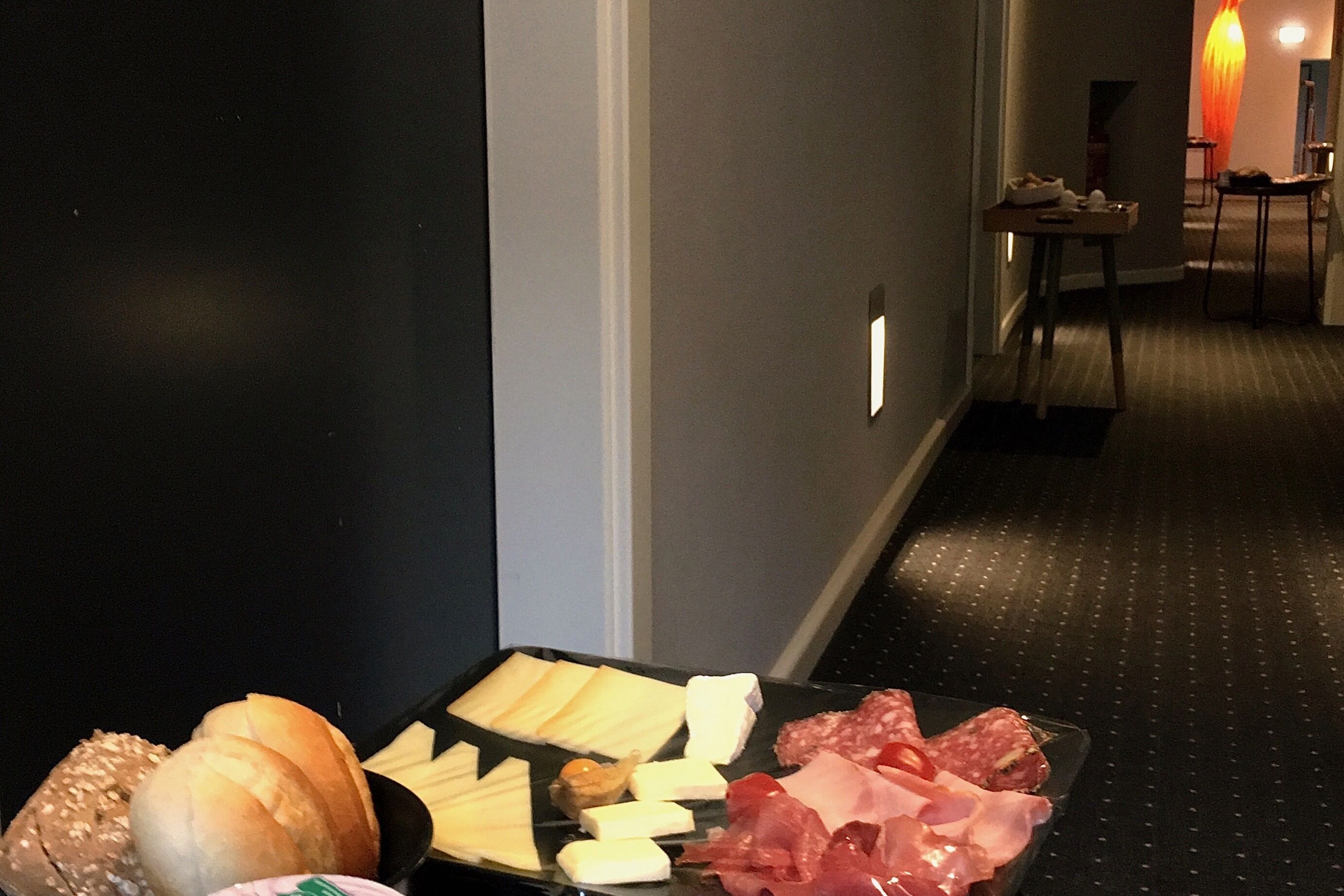 朝食 (ビュッフェ)、毎日提供 (1 名様 12 EUR)