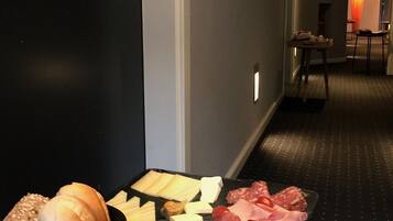 TĂ€gliches FrĂŒhstĂŒcksbuffet (12 EUR pro Person)