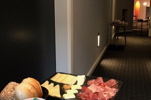 Desayuno buffet diario (EUR 12 por persona)