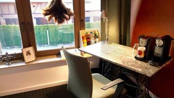 Comfort enkelrum | Vardagsrum | 52-tums platt-tv med satellitkanaler, tv och en iPod-dockningsstation