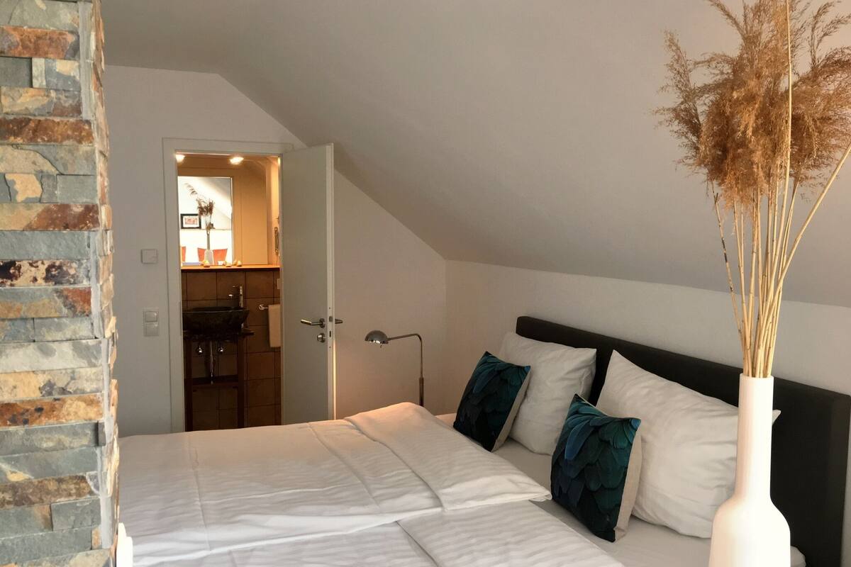 비즈니스 스튜디오 스위트 | 고급 침구, 메모리폼 침대, 노트북 작업 공간, 방음 설비