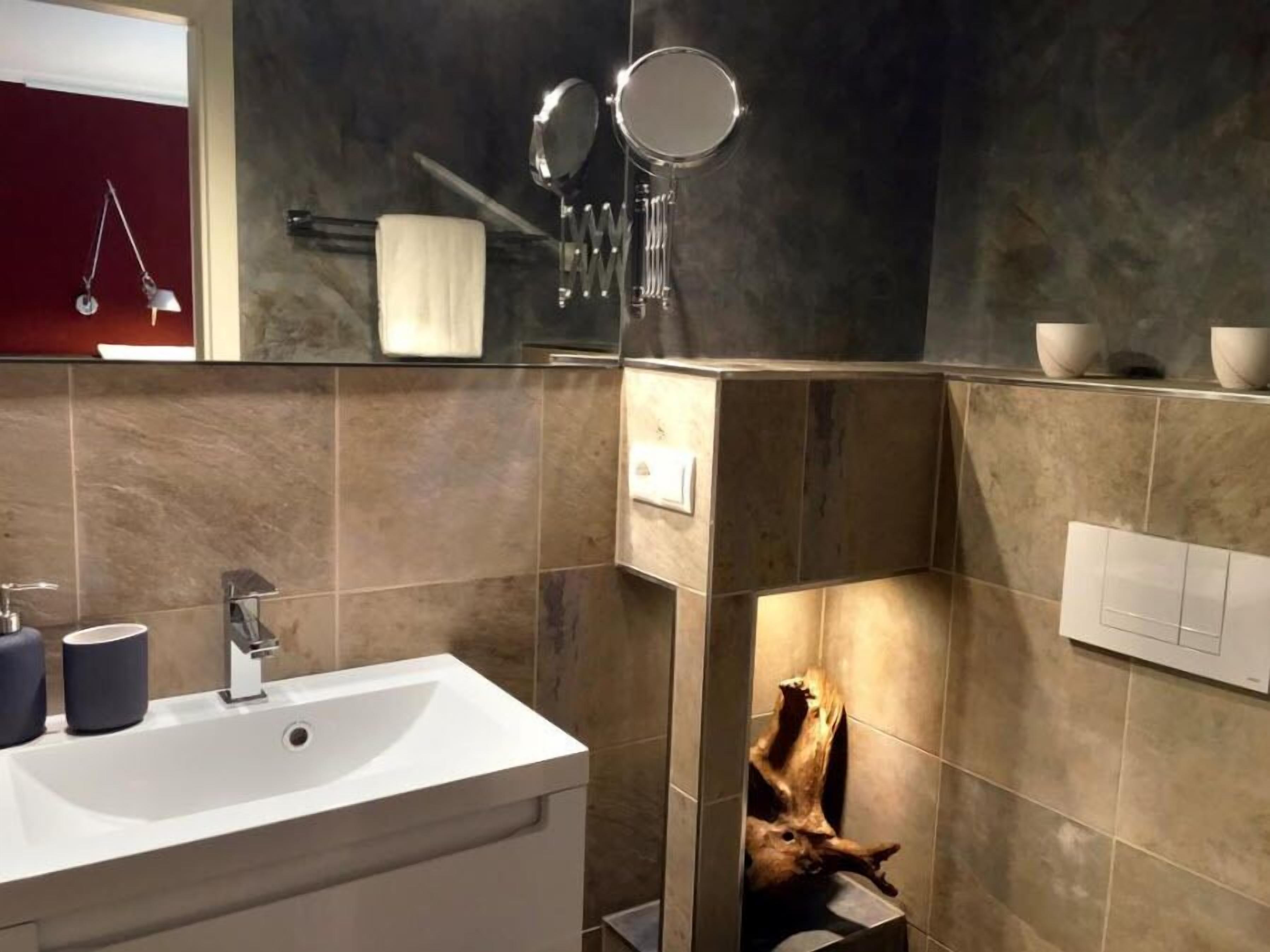 shower, rainfall showerhead, free toiletries, hair dryer