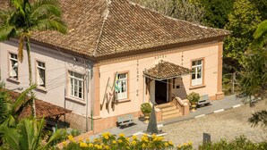 A hotel with a tiled roof, a balcony, and a front entrance. - Hotel Caldas da Imperatriz (Santo Amaro da Imperatriz)