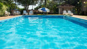 Una piscina al aire libre