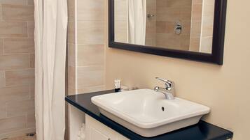 Camera Standard | Bagno | Doccia, set di cortesia gratuito, asciugamani
