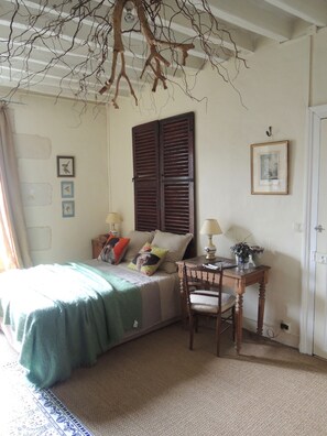 Double Room (Vert Véronèse) | Premium bedding, individually decorated, soundproofing, rollaway beds - Chambre d'hôtes Les Volets Verts (Ecueille)