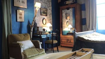 Double Room (Bleu Persan) | Premium bedding, individually decorated, soundproofing, rollaway beds