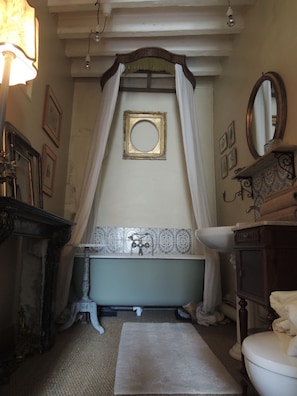 Double Room (Vert Véronèse) | Deep-soaking bathtub - Chambre d'hôtes Les Volets Verts (Ecueille)