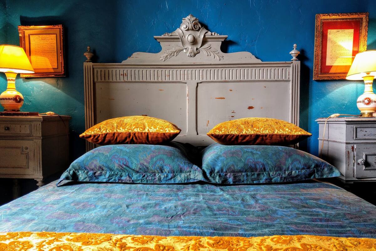 Doppelzimmer (Bleu Persan) | Blick auf die Strasse