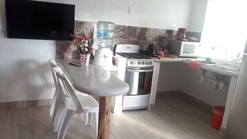 Lemari es, microwave, dan mesin pembuat kopi/teh