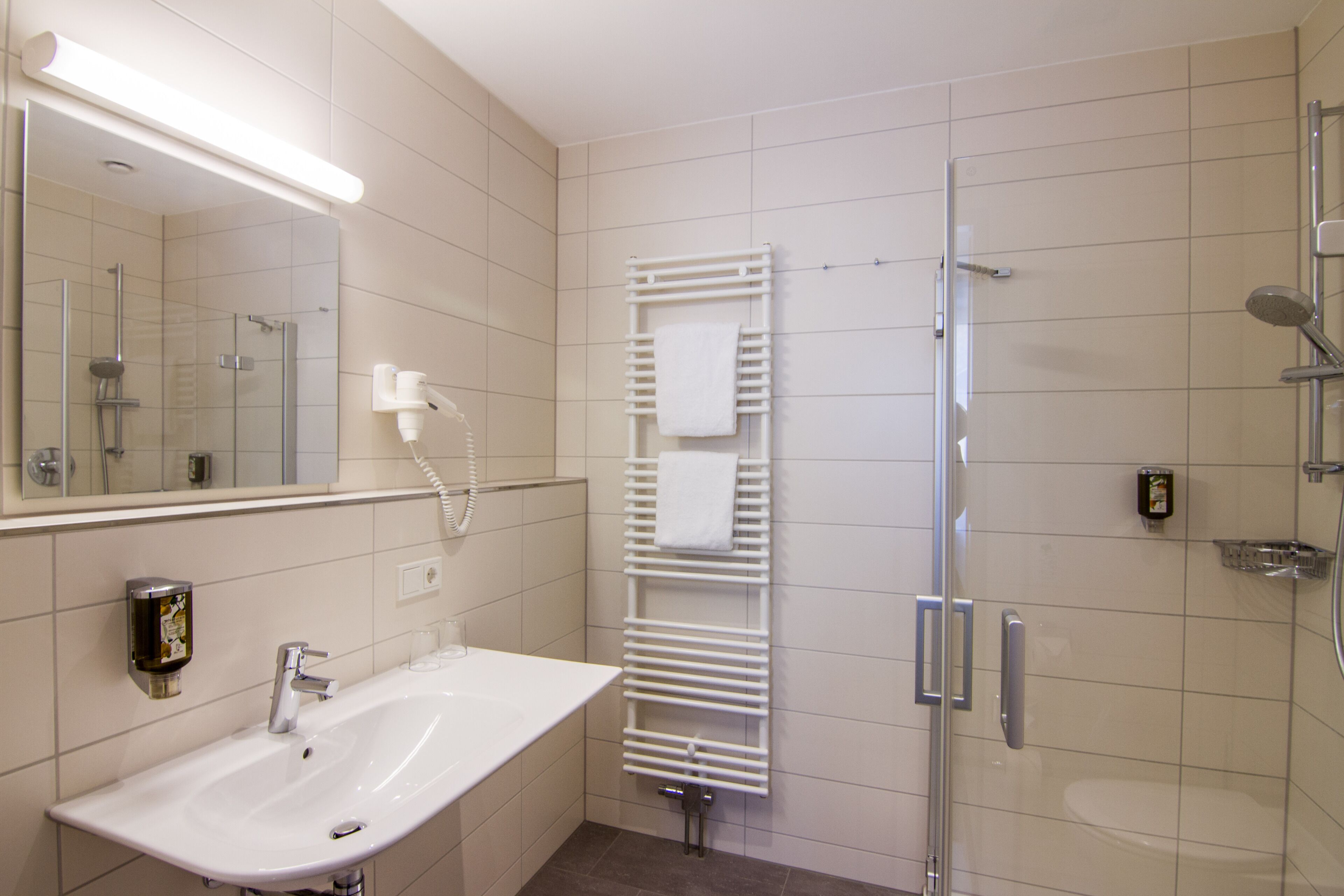 standard double room, 1 double bed | bathroom | shower, towels